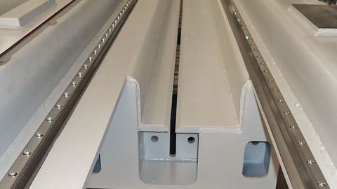 The saw blade is moved to the desired height in seconds by the servo-motor The saw blade is moved to the desired height in seconds by the servo-motor