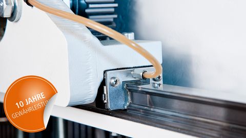 Precision-guided, freely programmable width stop on a linear guide with dynamic servo drive. Precision-guided, freely programmable width stop on a linear guide with dynamic servo drive.